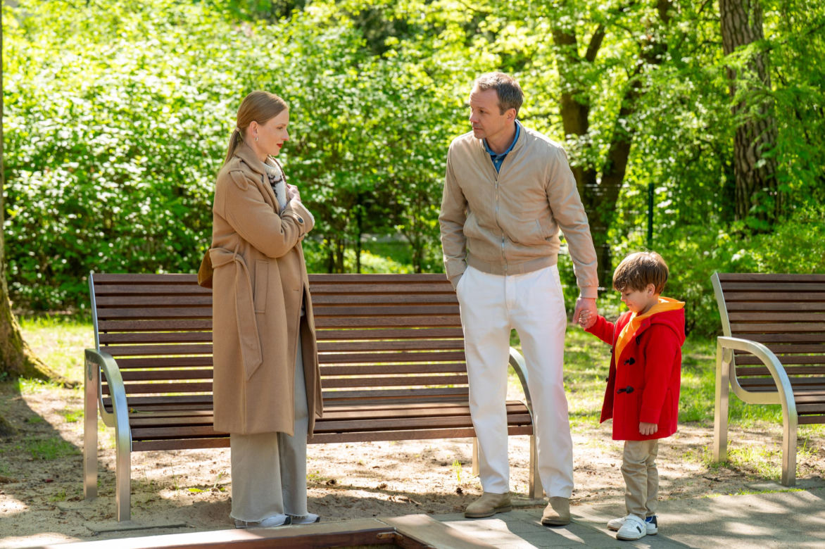 Barwy szczęścia, odcinek 3235: Tadzio (Józio Trojanowski), Jagoda (Karolina Rzepa), Bruno (Lesław Żurek)