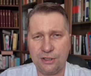 W takich warunkach mieszka Czarnek. Tak dom wygląda w środku