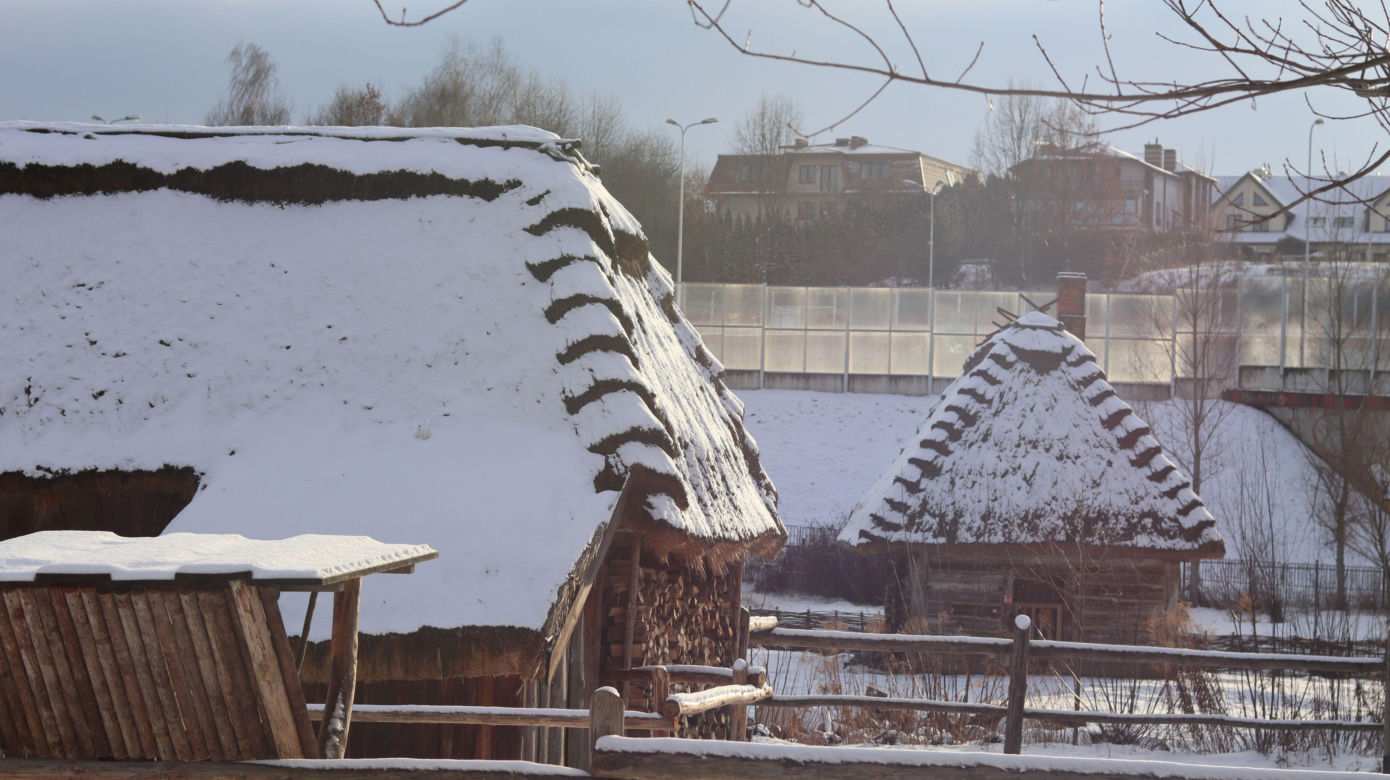Cicho i wszędzie biało. Tak prezentuje się skansen w Lublinie w zimowej odsłonie! [GALERIA]