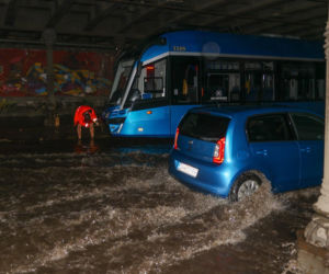 Wrocław pod wodą! Tramwaje stoją, ulice zamieniły się w rzeki