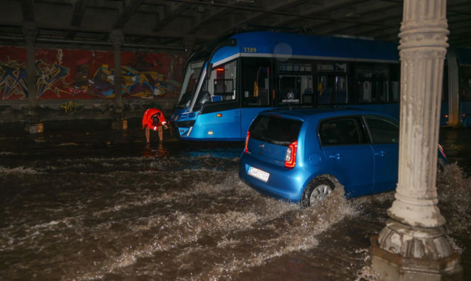 Wrocław pod wodą! Tramwaje stoją, ulice zamieniły się w rzeki
