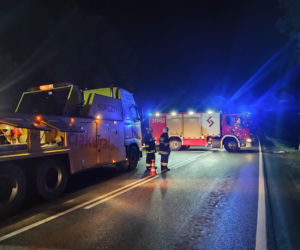 Potężny wyciek po wypadku w Witowicach Górnych. 700 litrów oleju na drodze