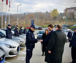 7 nieoznakowanych aut i 3 oznakowane pick-upy. Bielska policja ma 10 nowych radiowozów
