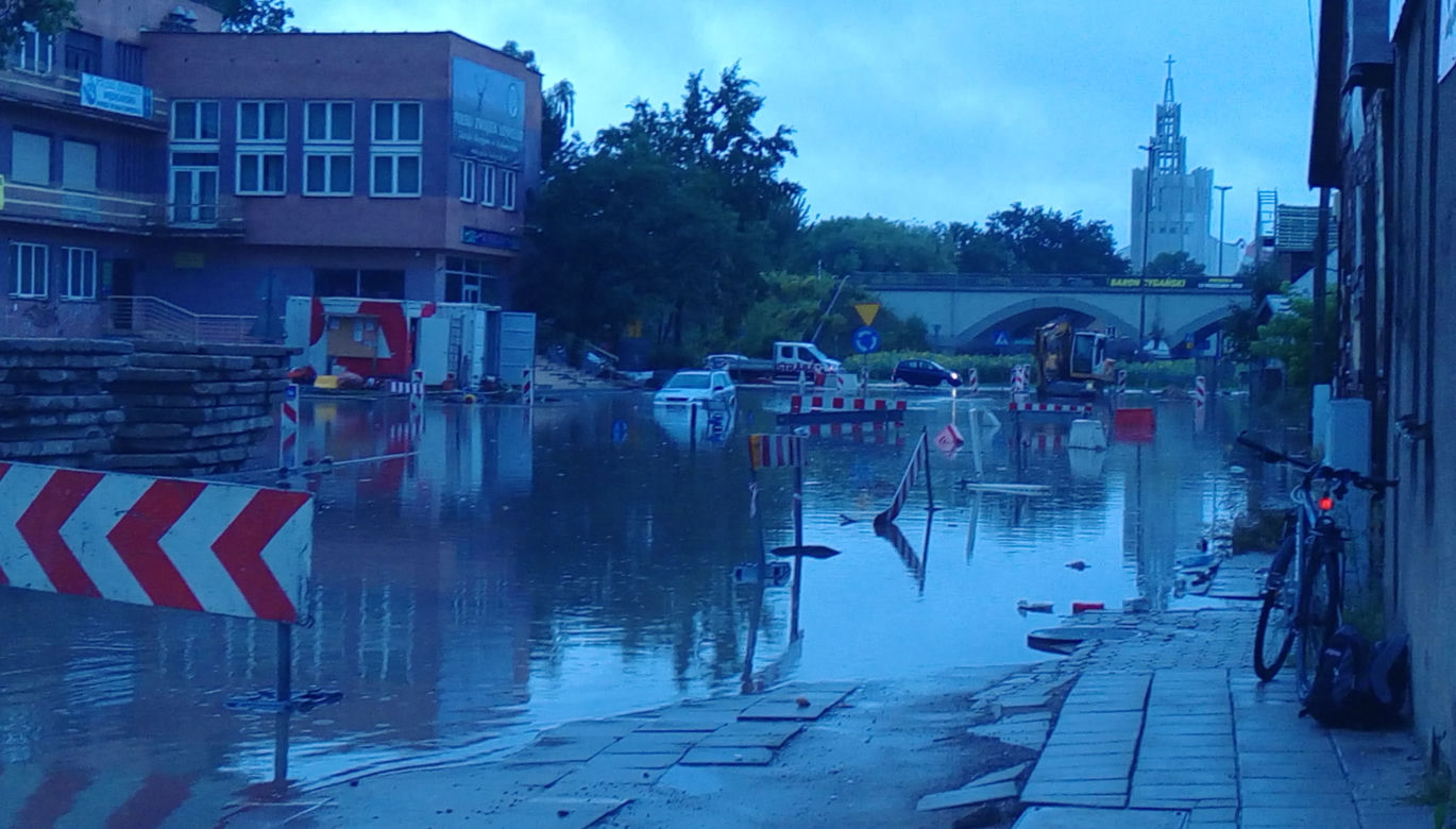 Ulewa nad miastem. Deszcz znowu zalał Białystok 21.08.2019