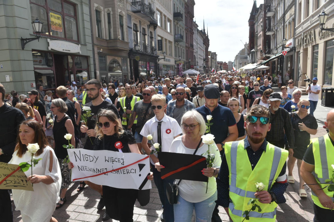 Marsz Milczenia dla Klaudii w Toruniu. „Niech nasza cisza przemówi głośniej niż słowa” [GALERIA]