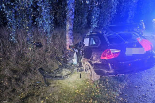 18-latek w BMW roztrzaskał się na drzewie. Stracił panowanie nad pojazdem