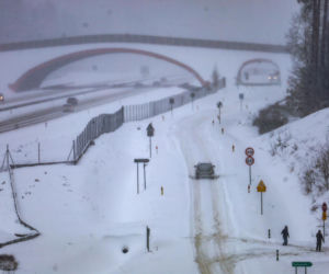 Ostróda w centrum śnieżycy. Burmistrz nocą ratował ludzi. Kierowcy nocowali w urzędzie