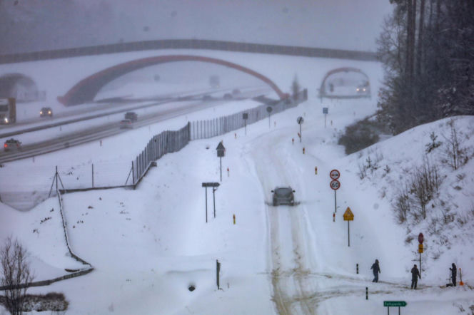 Ostróda w centrum śnieżycy. Burmistrz nocą ratował ludzi. Kierowcy nocowali w urzędzie