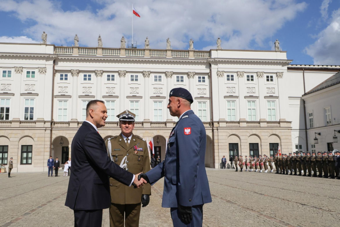 Przejście do Pałacu Prezydenckiego. Pierwsza dama się przebrała 