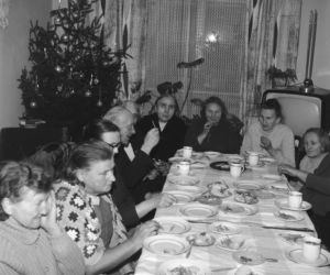 Wigilia dla starszych osób zorganizowana przez Polski Komitet Pomocy Społecznej w Warszawie (1975)