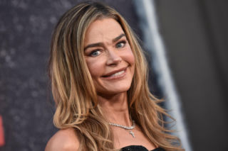 Denise Richards i jej lifting twarzy szokują. Aktorka się tłumaczy i pokazuje nagranie z zabiegu