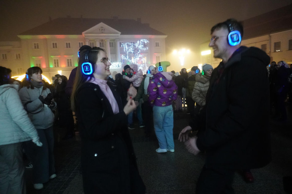 Silent disco i diabelski młyn w Rynku w Kielcach