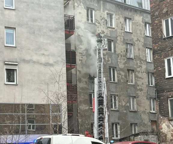 Pożar na Pradze-Północ. W mieszkaniu znaleziono ciało