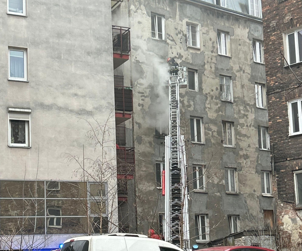 Pożar na Pradze-Północ. W mieszkaniu znaleziono ciało, dwie osoby są ranne