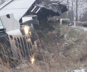Groźne zderzenie pociągu z samochodem ciężarowym. Ruch na linii Siedlce-Białystok wstrzymany [ZDJĘCIA]