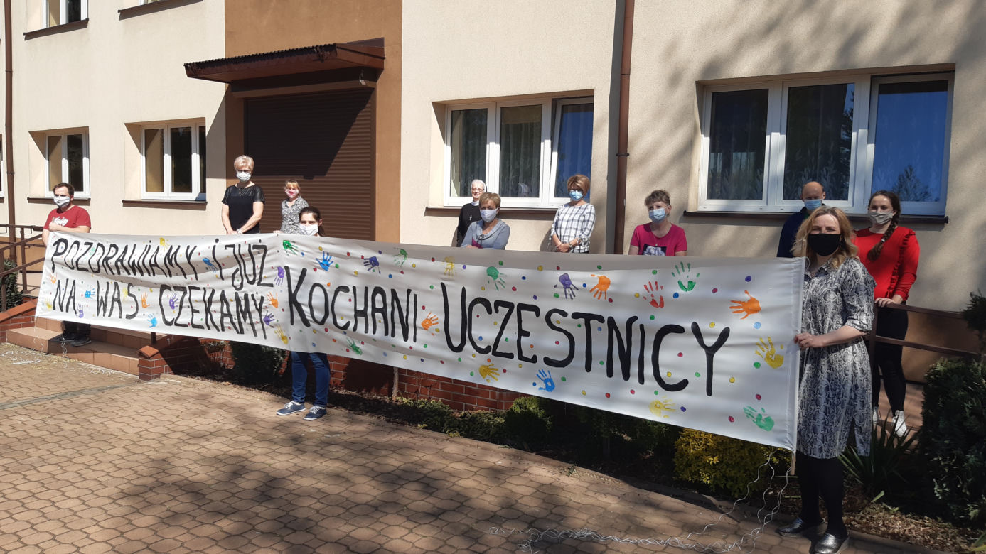 Na banerze można przeczytać: „Tęsknimy za Wami i czekamy” 