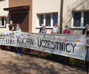 Na banerze można przeczytać: „Tęsknimy za Wami i czekamy” 