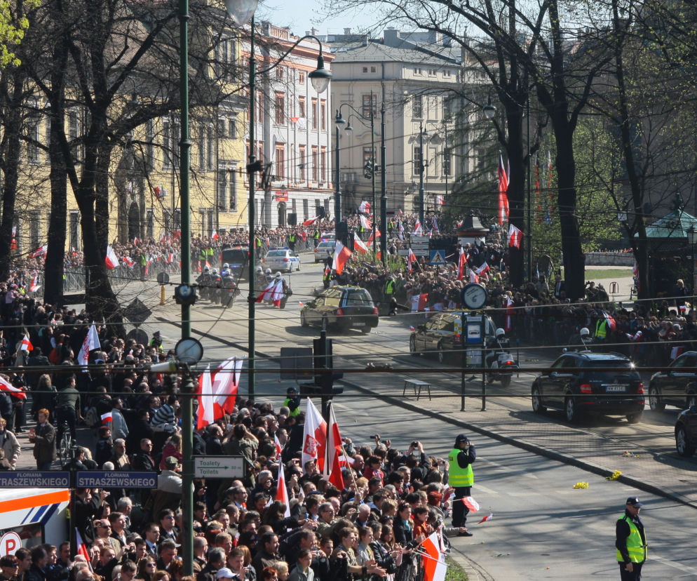 Morze łez, setki krakowian na ulicach. Tak żegnano ofiary katastrofy smoleńskiej 10 lat temu