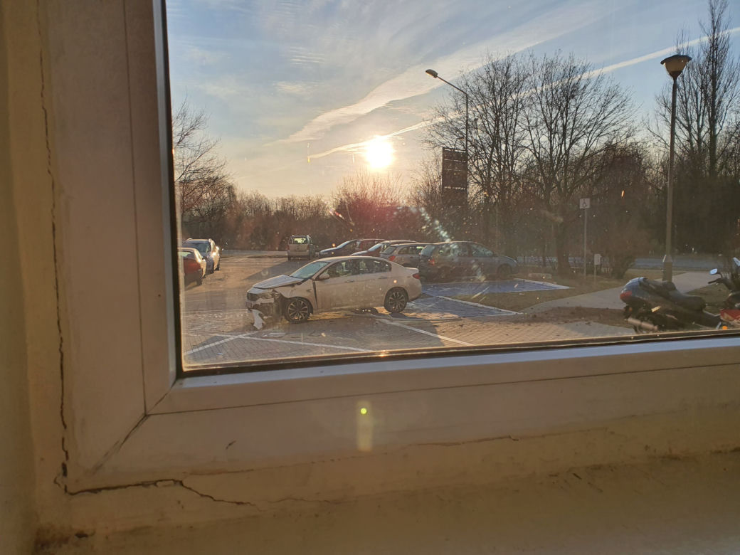 Poznań: autobus wylądował przy wejściu do bloku.