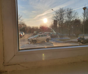 Poznań: autobus wylądował przy wejściu do bloku.