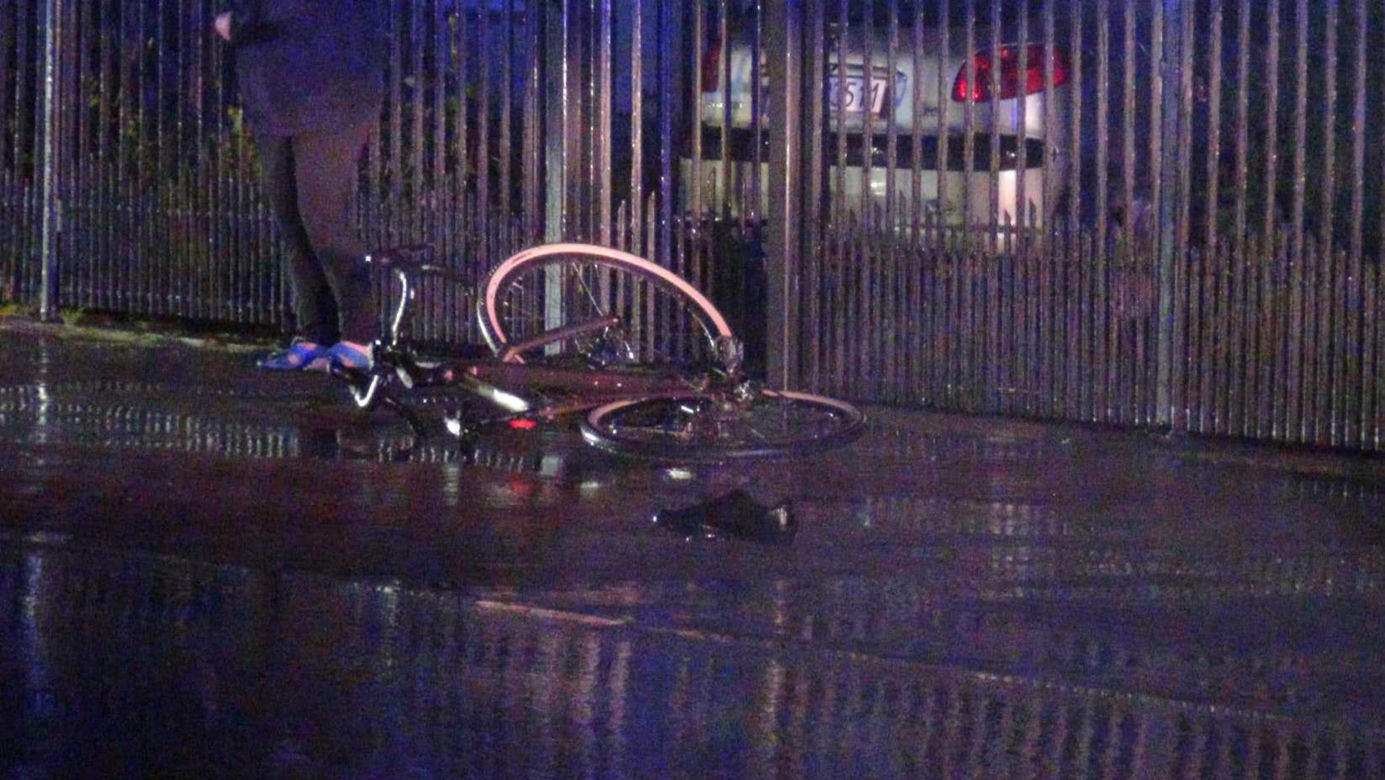 Tragedia pod PIasecznem. Wjechał autem w rowerzystów. Jeden nie żyje, kierowca uciekł
