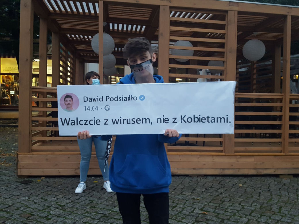 Znicze, wieszaki, transparenty. Protest "Piekło kobiet" w Lesznie