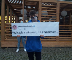Znicze, wieszaki, transparenty. Protest Piekło kobiet w Lesznie