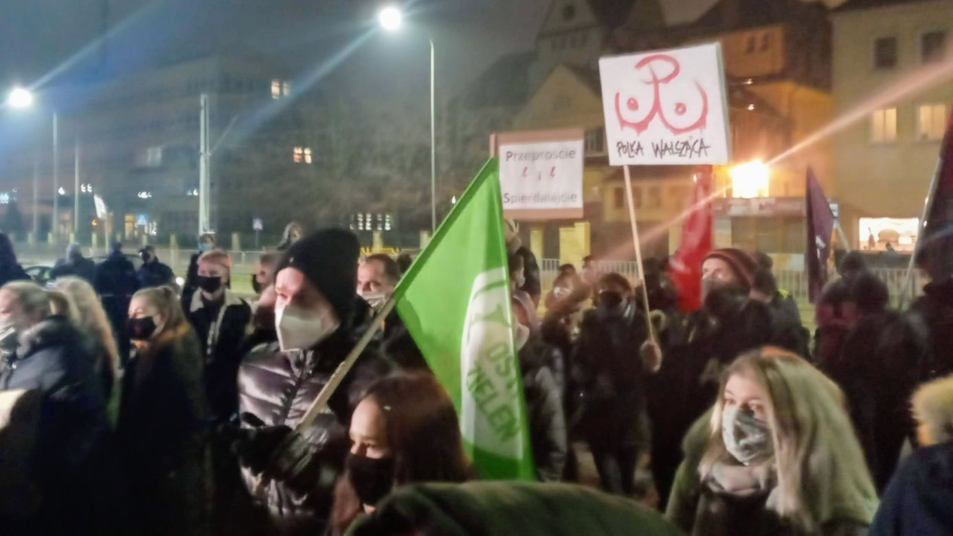 Strajk Kobiet w Szczecinie: Manifestacja pod siedzibą PiS - 27 stycznia 2021 r.