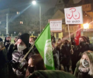 Strajk Kobiet w Szczecinie: Manifestacja pod siedzibą PiS - 27 stycznia 2021 r.