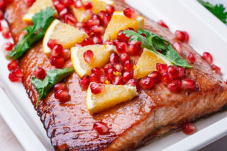 To danie wygląda luksusowo, a robi się je w 15 minut. Świąteczny łosoś jak marzenie