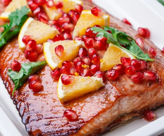 To danie wygląda luksusowo, a robi się je w 15 minut. Świąteczny łosoś jak marzenie