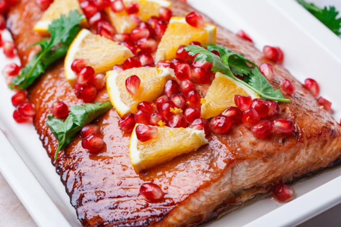 To danie wygląda luksusowo, a robi się je w 15 minut. Świąteczny łosoś jak marzenie