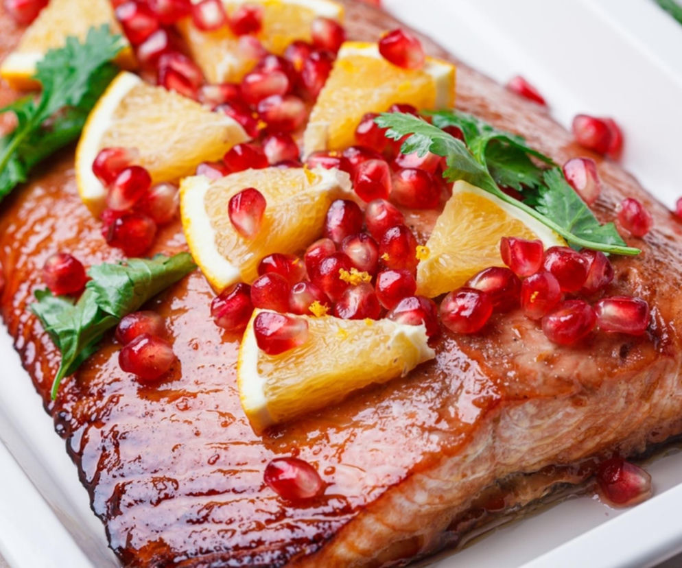 To danie wygląda luksusowo, a robi się je w 15 minut. Świąteczny łosoś jak marzenie