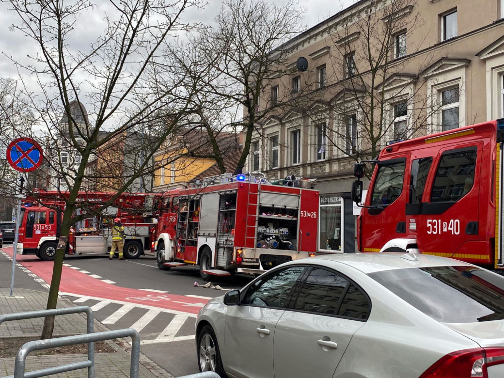 Pożar odciął im drogę ucieczki. Bohaterscy strażacy wynieśli na rękach trzymiesięczne niemowlę