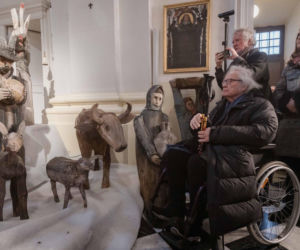 Twórca rzeźb Józef Wilkoń przy swoim dziele