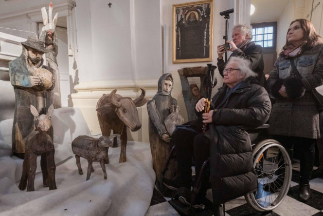 Twórca rzeźb Józef Wilkoń przy swoim dziele