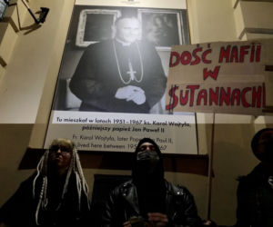 Protest przeciwko kardynałowi Stanisławowi Dziwiszowi w Krakowie