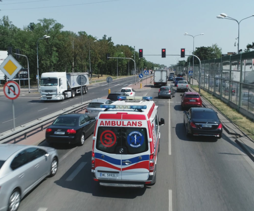 Pojazd uprzywilejowany na drodze – co robić