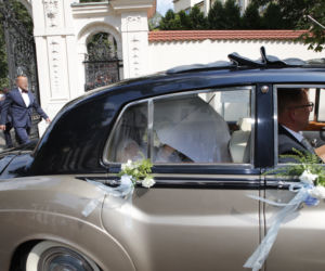 WJAZD LIMUZYNĄ I WEJŚCIE DO KOŚCIOŁA.