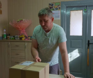 Rolnicy. Podlasie. Andrzej z Plutycz pokazał, jak teraz mieszka. W oczy rzuca się salon z telewizorem