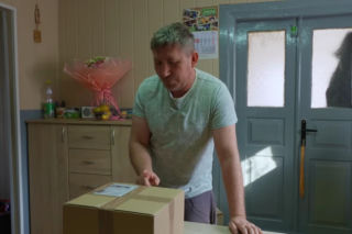 Andrzej Onopiuk z Rolnicy. Podlasie pokazał dom. Zobaczcie, co leży pod telewizorem