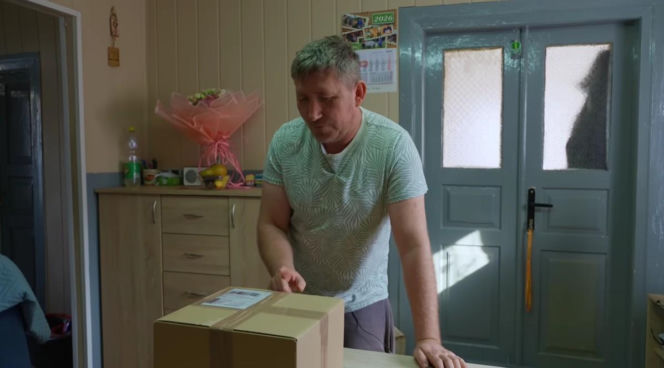 Rolnicy. Podlasie. Andrzej z Plutycz pokazał, jak teraz mieszka. W oczy rzuca się salon z telewizorem