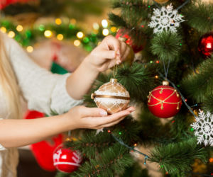 Bombki choinkowe z brokatem, matowe czy połyskujące? Jak łączyć różne faktury?