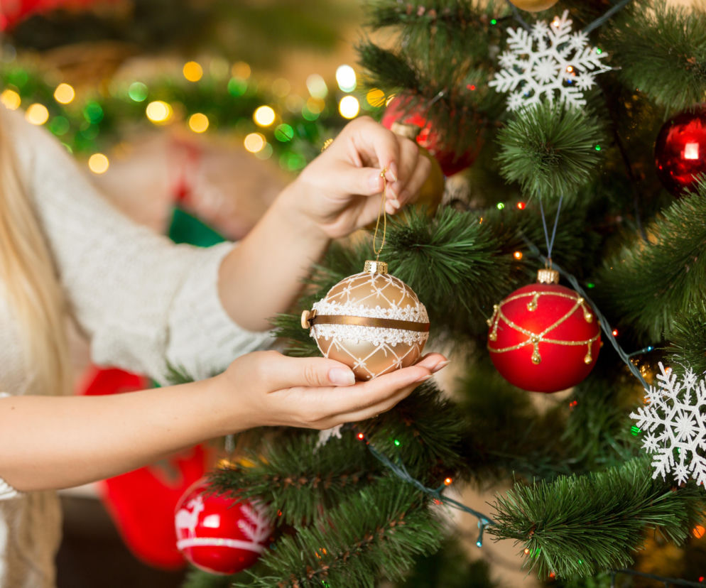 Bombki choinkowe z brokatem, matowe czy połyskujące? Jak łączyć różne faktury?