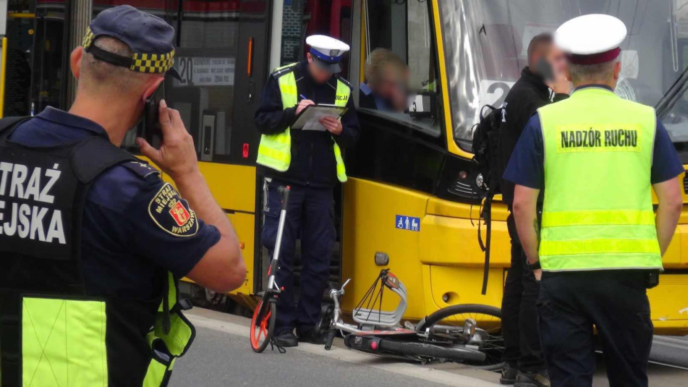 Dramat na Starym Mieście. Rowerzysta wjechał wprost pod nadjeżdżający tramwaj!