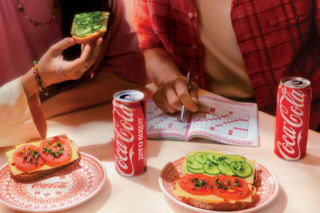 Coca-Cola i Zakłady Ceramiczne „Bolesławiec“ ponownie łączą Polaków przy wspólnym posiłku