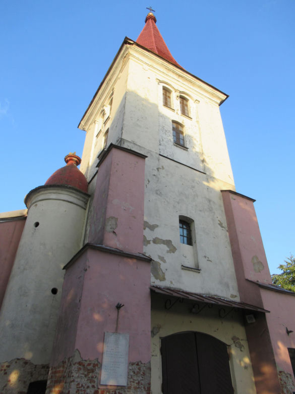 To jedno z najmniejszych miast w województwie łódzkim. Mieszka w nim mniej osób niż na wsiach