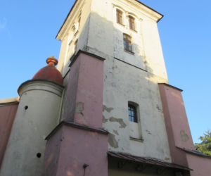 To jedno z najmniejszych miast w województwie łódzkim. Mieszka w nim mniej osób niż na wsiach