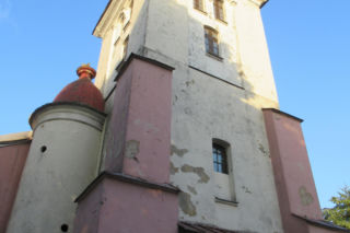 To jedno z najmniejszych miast w województwie łódzkim. Mieszka w nim mniej osób niż na wsiach