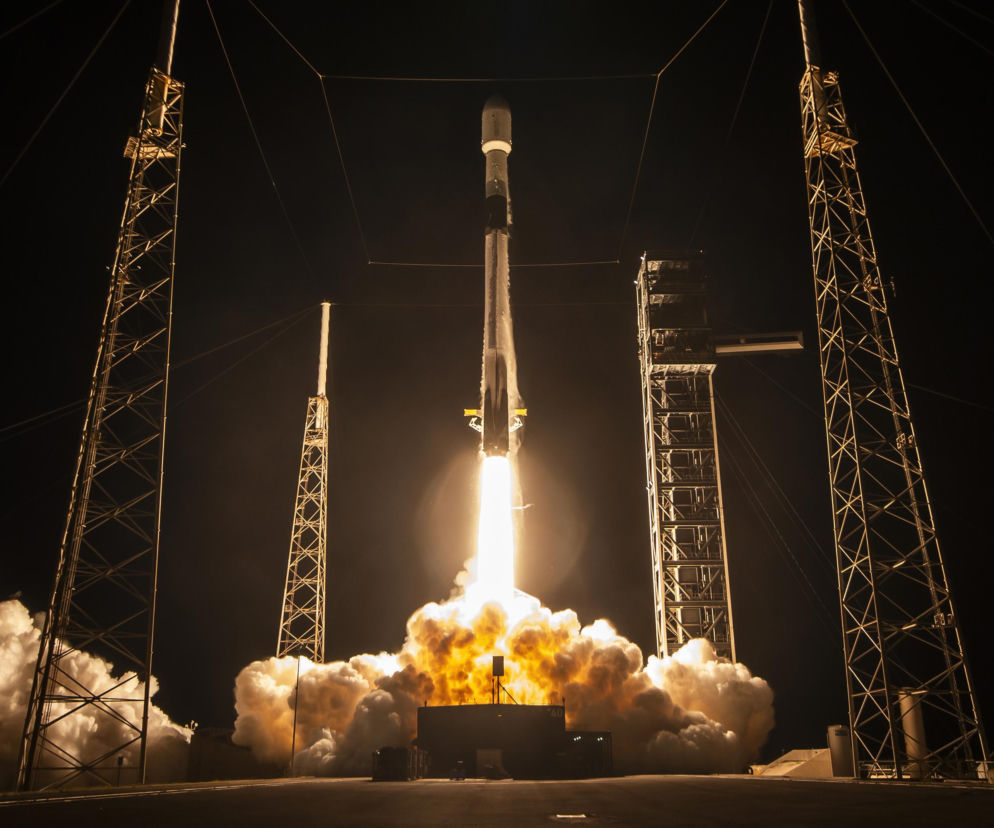 Start rakiety Falcon 9 z satelitami ICEYE w nocy. O sukcesie misji Bandwagon-5 przeczytasz na SE Portal Obronny.